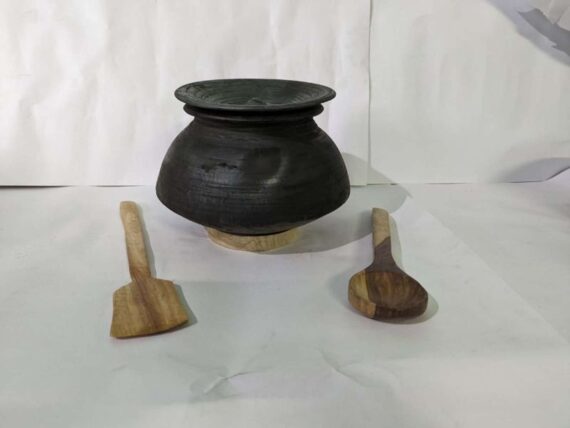 Black Cooking  Handi Approx 2 Litre With Wooden Accessories